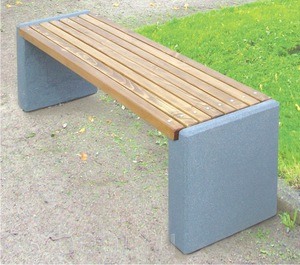 Скамейка с бетонными опорами