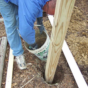 Установка деревянных столбов