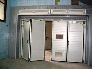 Складные ворота для гаража помогают экономить место