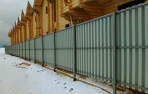 Как построить забор на винтовых сваях