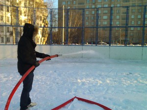 Все на лед! Житель Башкирии Валерий Мавлеев в своем огороде заливает каток для деревенских ребят