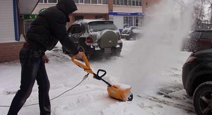 Преимущества и недостатки снегоуборочных электролопат