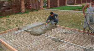 Укладка тротуарной плитки на бетон производится силами специалистов.