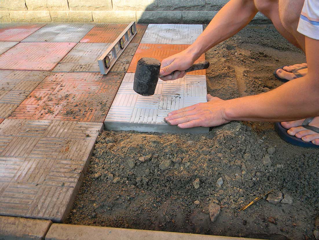 Укладка тротуарной плитки своими руками, пошаговая инструкция