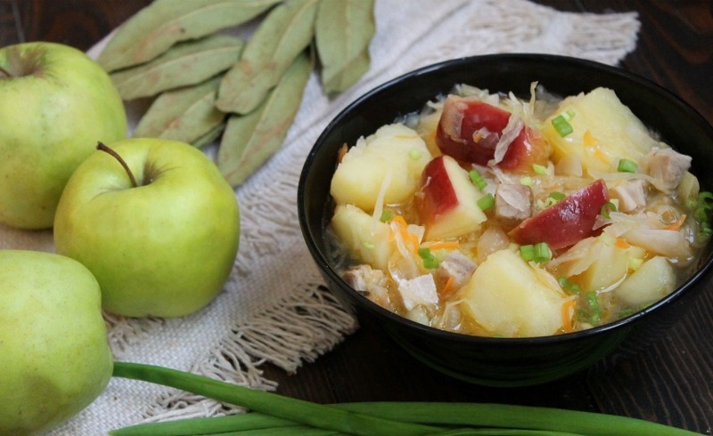 С яблоками и грушами: 5 необычных рецептов хрустящей квашеной капусты